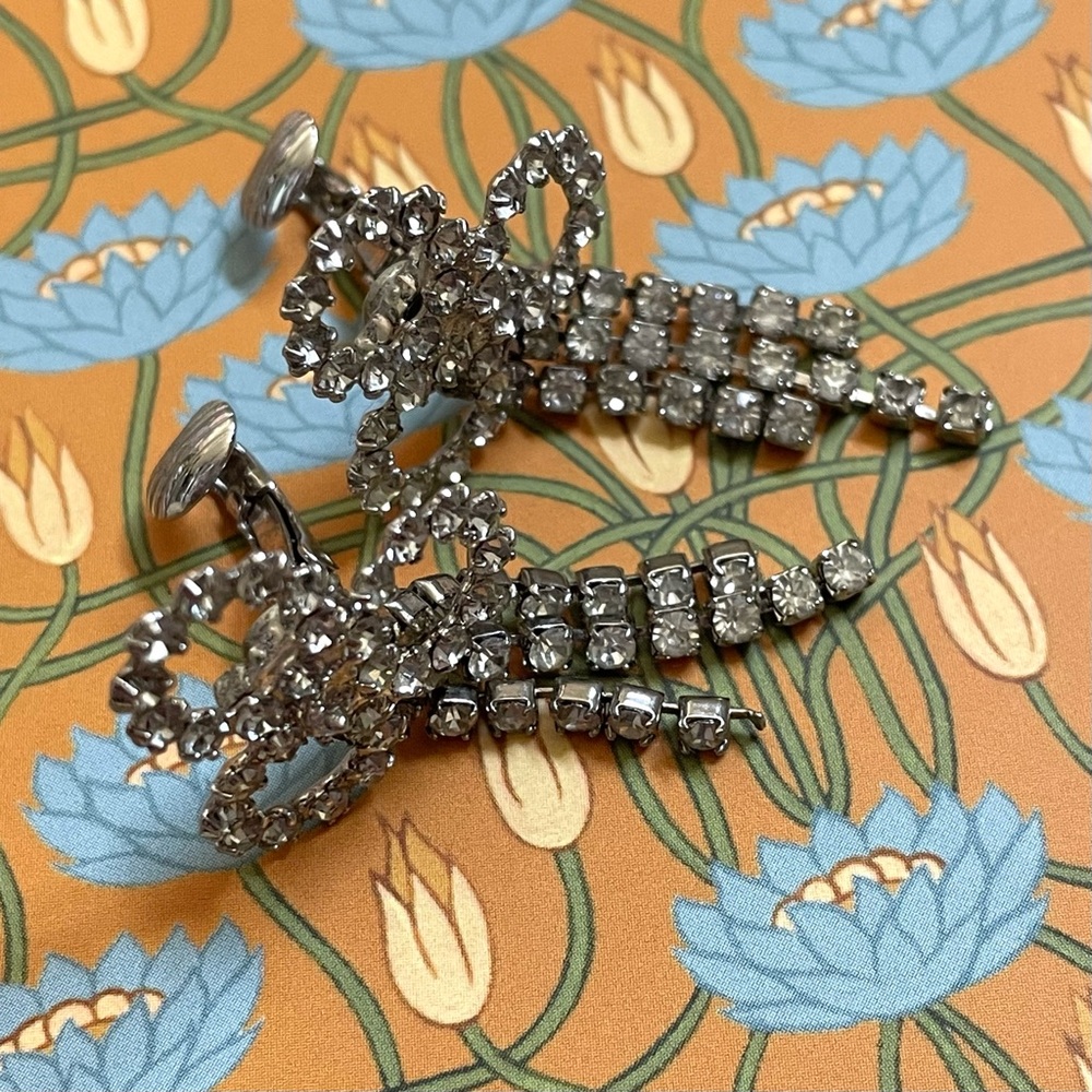 Vintage rhinestone trefoil and triple strand clip earrings - Picture 4 of 10